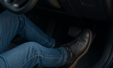 Увод автомобиля в сторону при торможении указывает на заклинивший суппорт