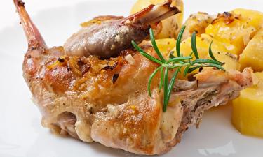 Розмарин усиливает вкус крольчатины при запекании