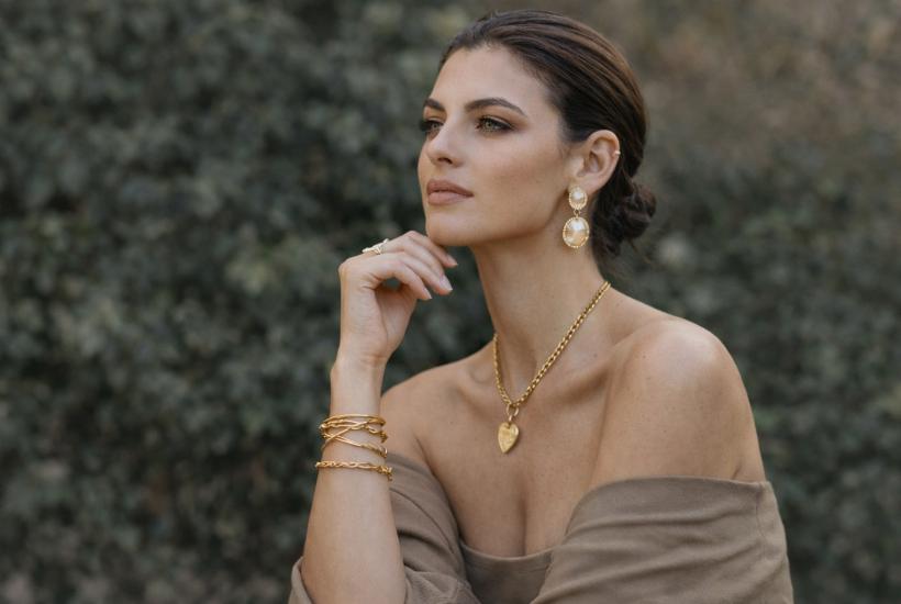 Стильная девушка в украшениях