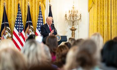 Эксперт объяснил, зачем Трамп охотится за Нобелевской премией мира