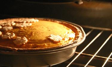 Замена яблок на вишню и творог обновляет вкус шарлотки — пекари