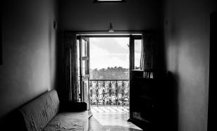 Мужчина сбросил с балкона третьего этажа пятилетнего сына в Торжке