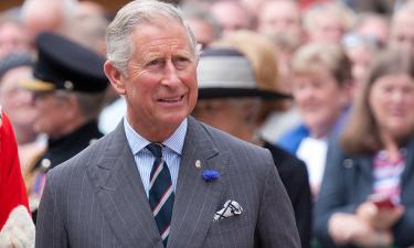 Карл III рисует, пишет сказки и ездит на старом автомобиле