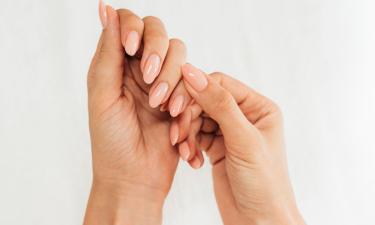 Особенности тренда маникюра цвета розовой воды летом 2025