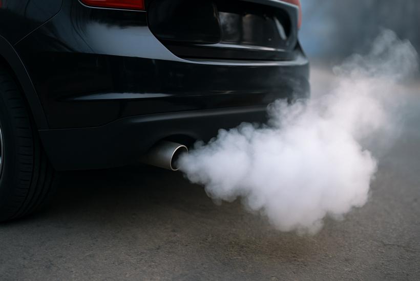 Выхлопная труба автомобиля с белым дымом