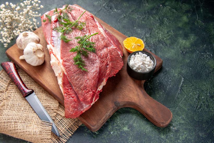 Сырое мясо на столе Сырое мясо на столе