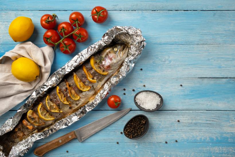 Запеченная рыба с морковью и луком