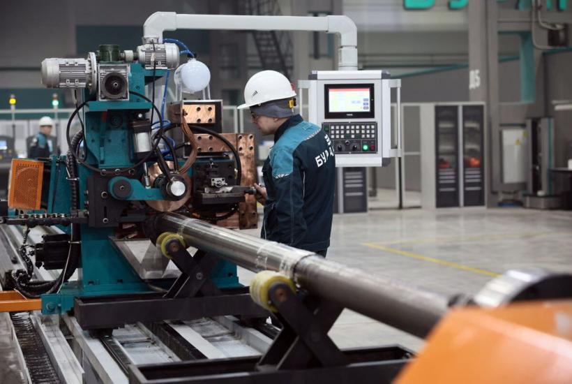 Рабочий на заводе нефтяного оборудования