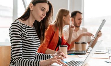 Привычка смотреть вниз на экран приводит к образованию второго подбородка