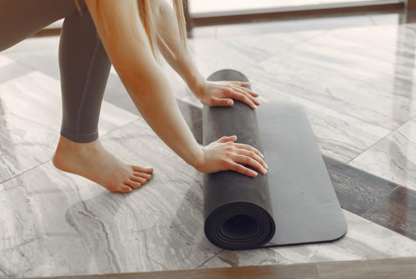 Разворачивание коврика для йоги