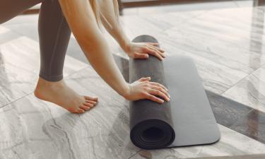 Поза Зайца в скручивании снимает напряжение в спине — инструкторы йоги