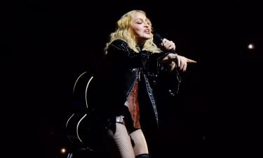 Возлюбленный Мадонны сделал предложение с футбольным кольцом