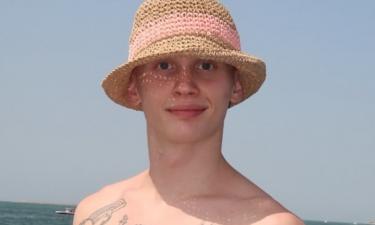 Даня Милохин устроился работать курьером и терпит побои ради заработка