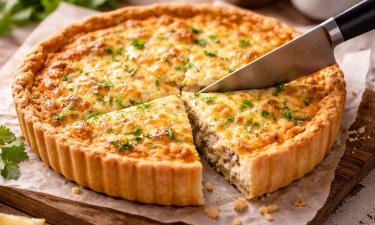 Киш с консервированным тунцом готовят на песочном тесте