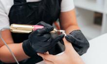 Этот зимний маникюр выглядит так, будто ногти подсветили изнутри — новый тренд из Азии