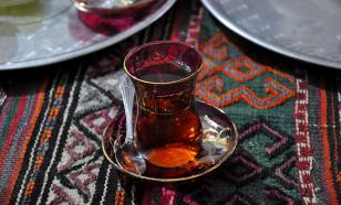 Какие простые пряности можно добавить в чёрный чай для вкуса и аромата