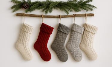 Носки для подарков можно повесить на лестницу и комод — дизайнер Лаура Хоффман