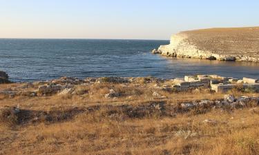 Озеро Кастель сформировало зеркальную гладь у хребта Урага по данным географов