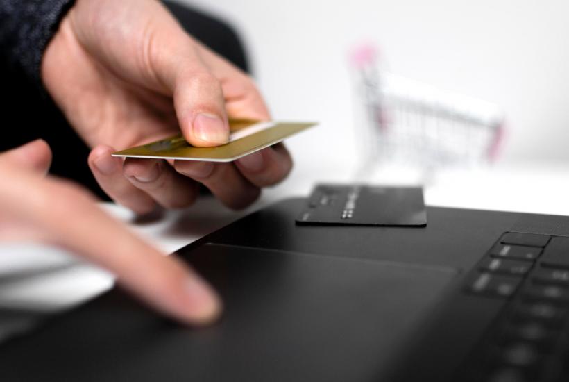 Ужесточили контроль над транзакциями россиян в зарубежных банках