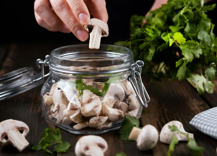 Врач предупредил о ботулизме после употребления домашних грибных консервов