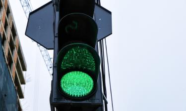 Зелёный горит, а поворачивать нельзя? Разгадка светофорной ловушки на перекрёстке