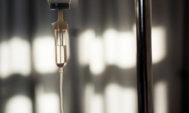 Модно, дорого и бессмысленно: почему курс капельниц для печени не заменит врача и анализов