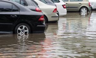 Парковать автомобиль в луже рискованно для колёс и тормозов