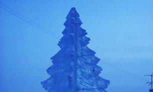 Директор якутского сельского клуба сделал необычную елку изо льда