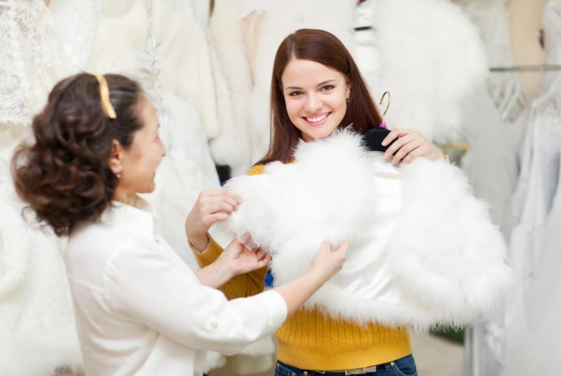 Девушка в меховой накидке