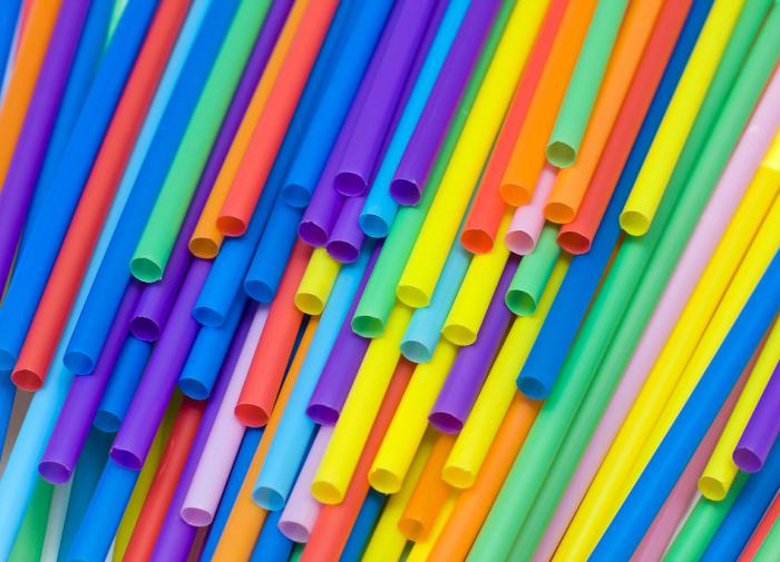 Синтетические химикаты обнаружены в соломинках