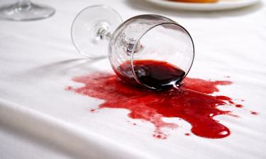 Жирные пятна на белой скатерти удаляют тальком и средством для посуды