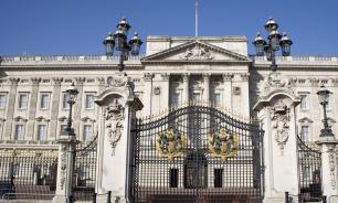 Официант сел в тюрьму за кражи вещей из Букингемского дворца