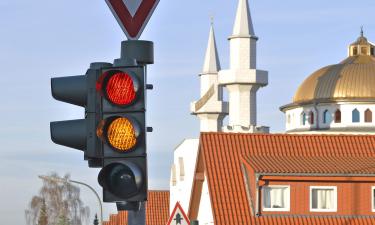 Светофор запрещает, а ПДД разрешают: когда можно ехать на красный