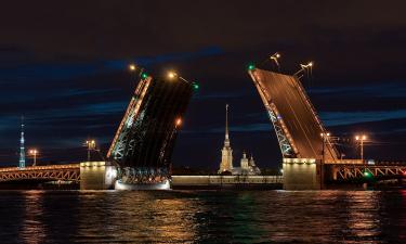 Ночь, когда город расцветает огнями: зачем тысячи туристов ждут развод мостов в Петербурге