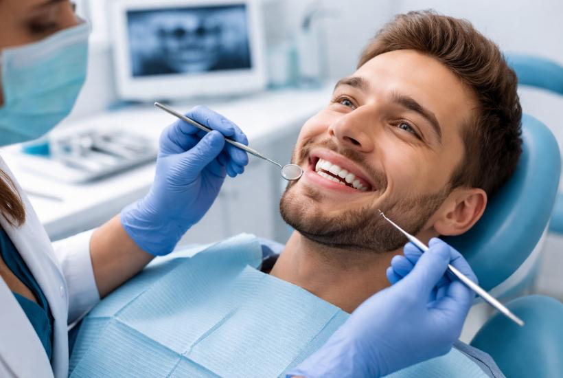 Мужчина в кабинете стоматолога