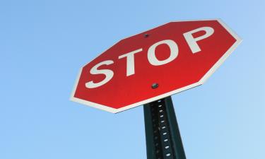 Париж стирает красно-белые щиты: чем их заменили и почему движение стало похожим на большой организм