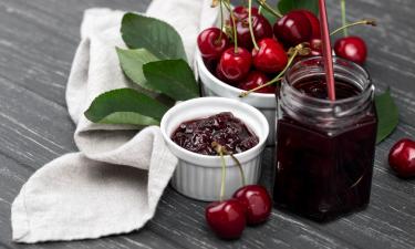 Вологодский комбинат ожидает всплеска продаж варенья из вишни после видео с Путиным