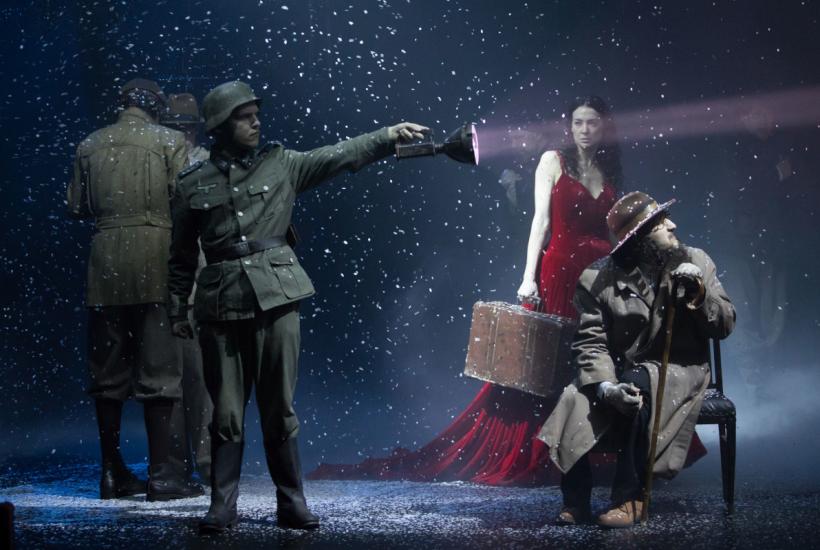 Сцена из спектакля театра Модерн Ночь в Лиссабоне