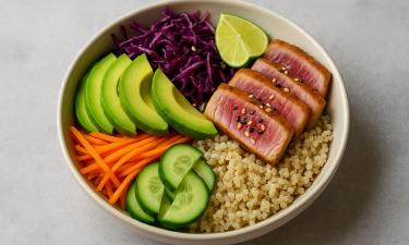 Боул с тунцом и авокадо: блюдо, которое работает как косметолог изнутри