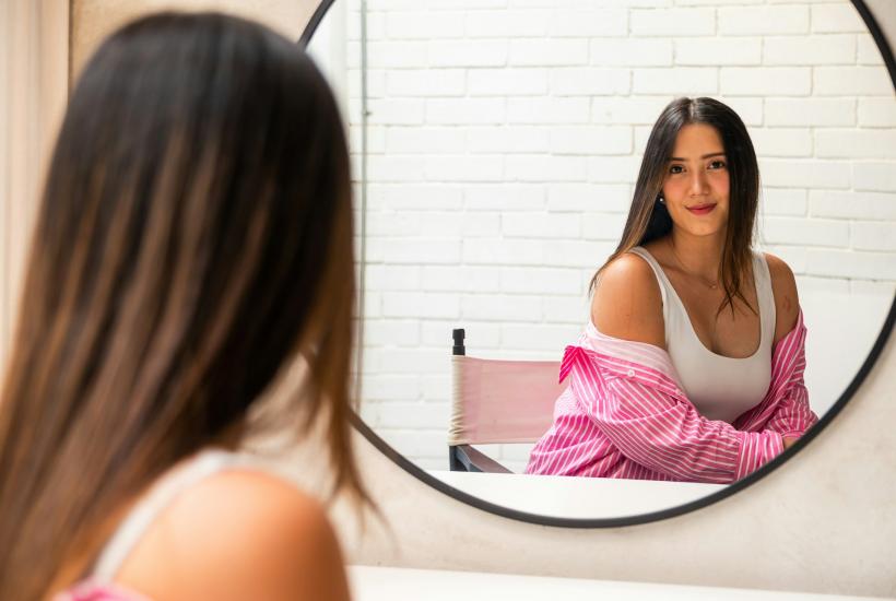 Девушка у зеркала