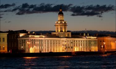 Экспозиции Кунсткамеры показывают историю науки туристам — экскурсоводы