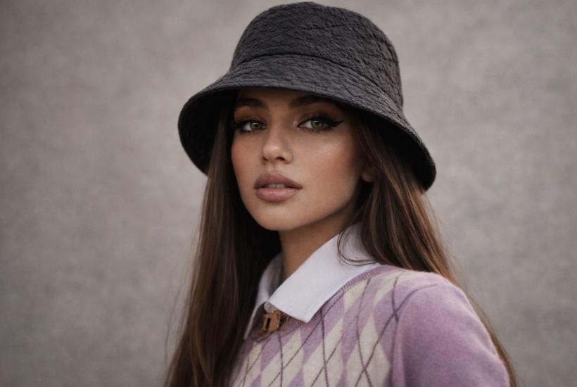 Девушка в панаме