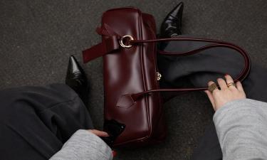 В 2026 году бургунди стал альтернативой чёрному в сумках — Elle
