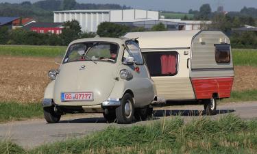 Спорткар в загадочном гараже автодома: европейцы придумали неожиданный формат отдыха