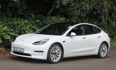 Tesla убирает лишнее — и становится сильнее: новая Model Y меняет понятие комфорта