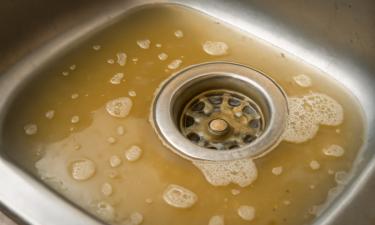 Таблетка для посудомойки растворяет жировые отложения в кухонном сливе