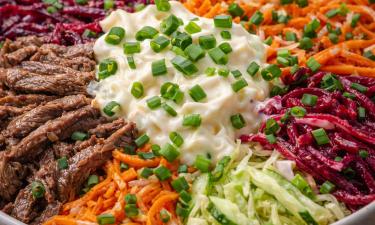 Салат "Чафан" собирают из свежих овощей и настаивают в холоде