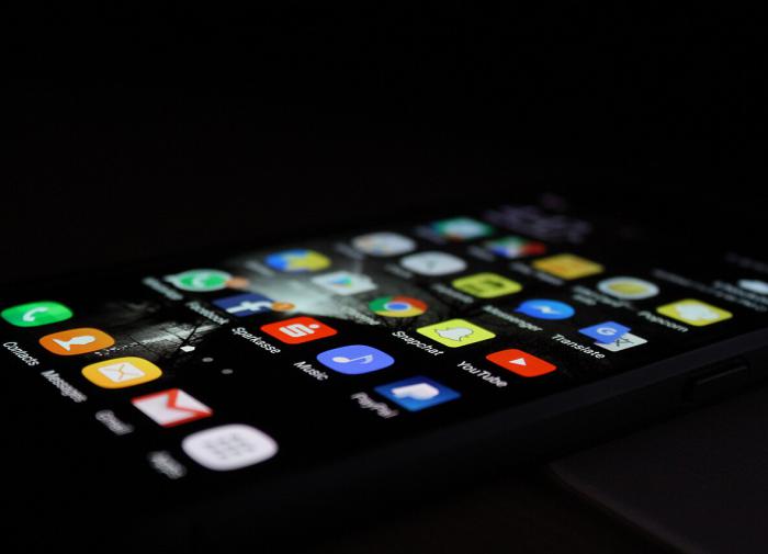 Эксперт Черненко перечислил пять категорий опасных приложений на телефоне