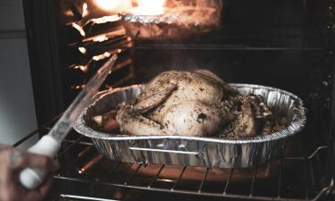 Сухое тепло духовки усилило вкус мяса и овощей — The Spruce Eats