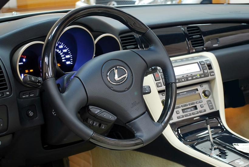 Машина Lexus